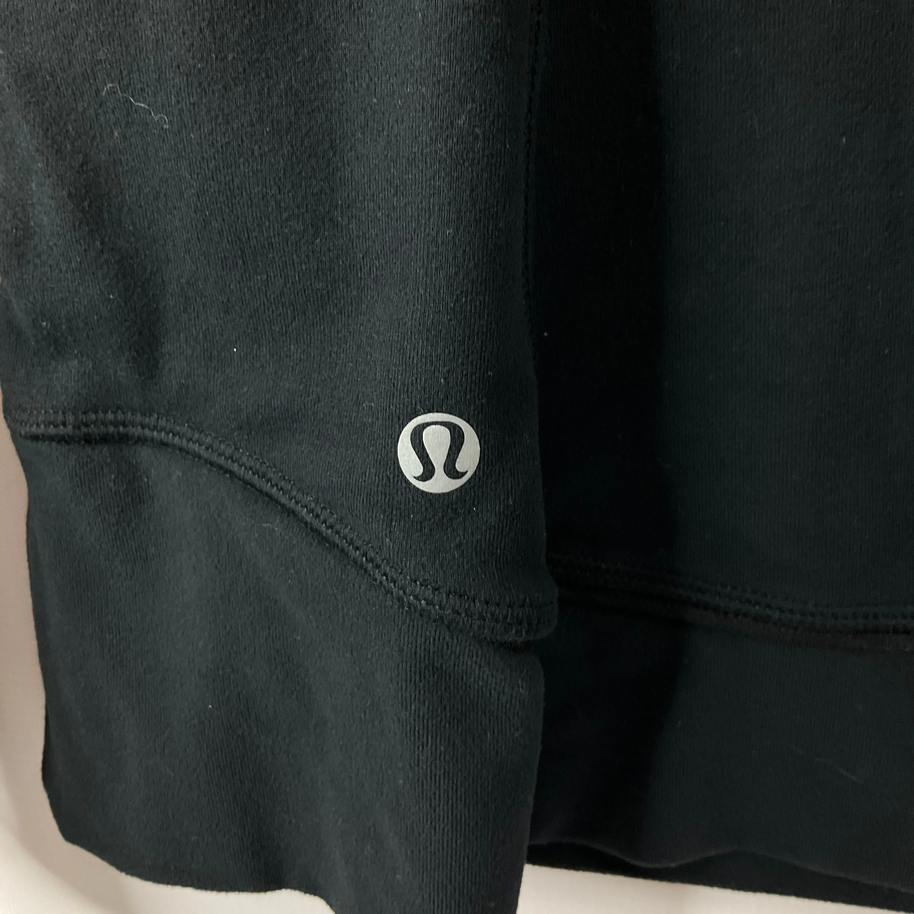 Athletic Top Long Sleeve Collar By Lululemon In Black, Size: 6